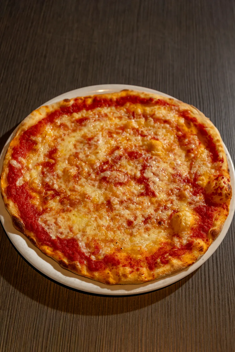 Una pizza al pomodoro e mozzarella vista dall’alto